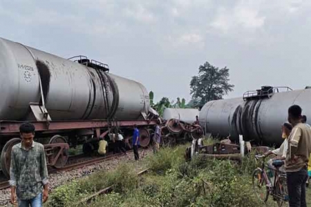 ১০ ঘণ্টা পর খুলনার সঙ্গে সারাদেশের ট্রেন চলাচল স্বাভাবিক 